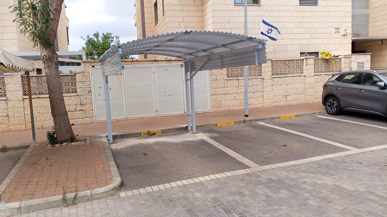 חניה מוסדית רחבה