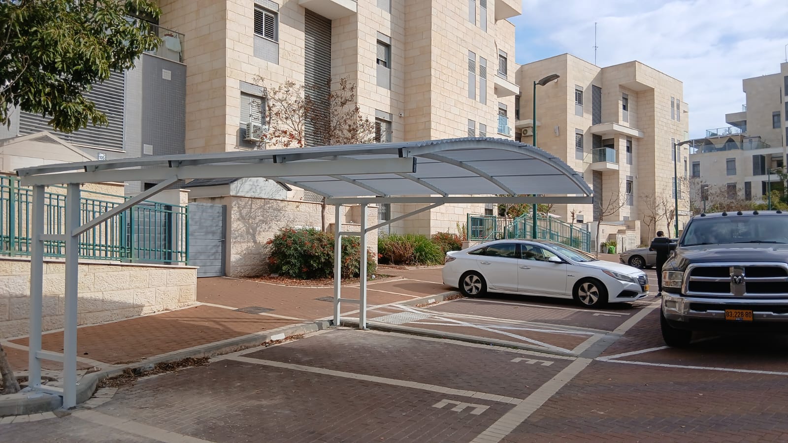 סוכך חניה לבניין