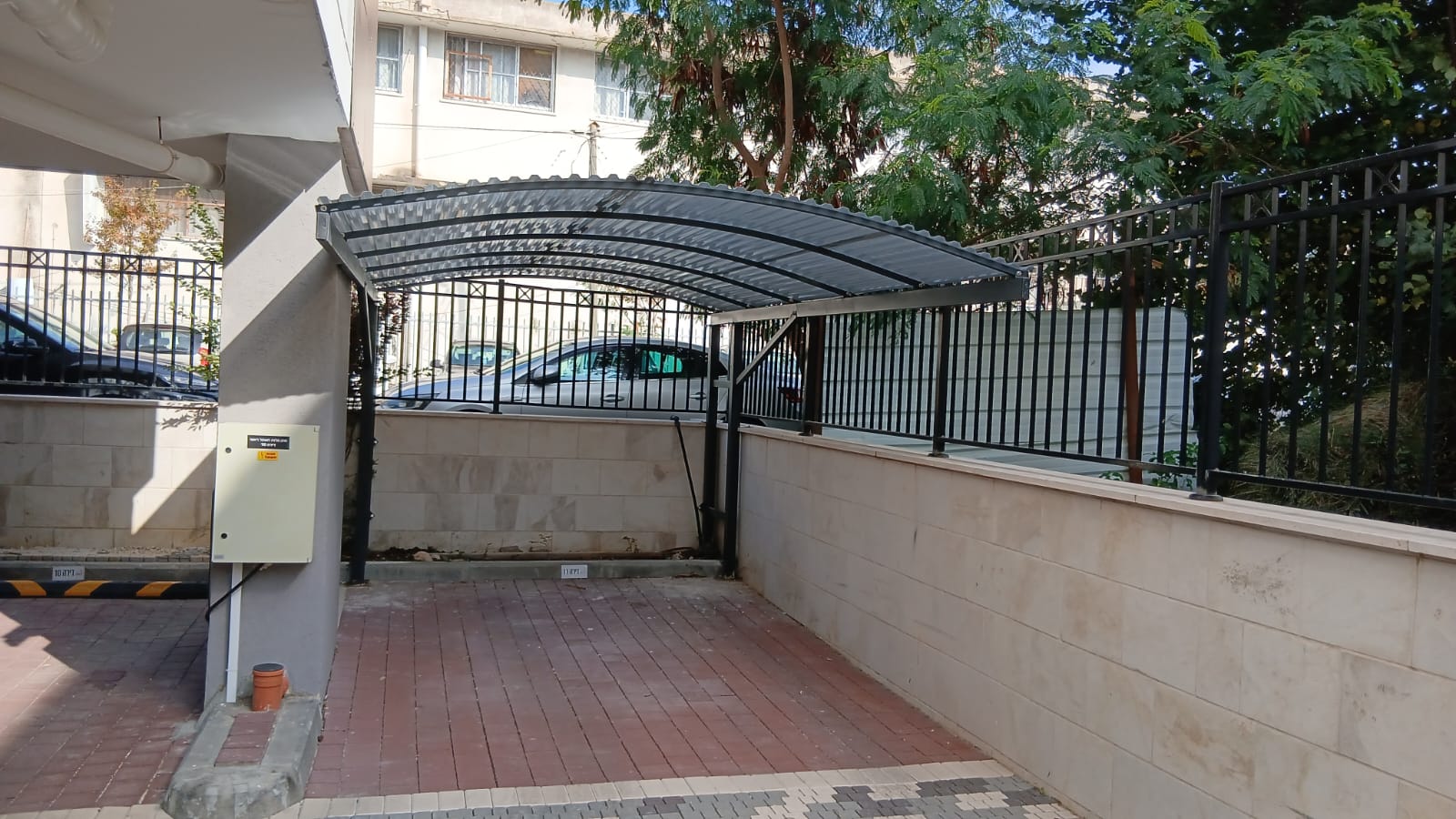 סוכך צמוד קיר